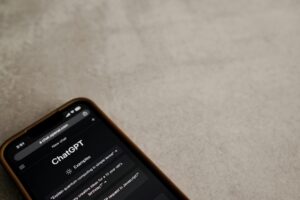 Grammarly vs ChatGPT vs Claude 2026: cuál elegir para escribir y editar mejor