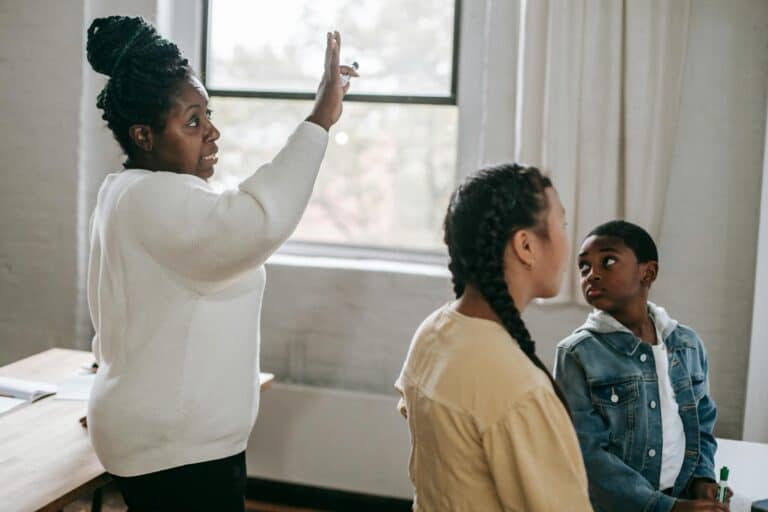 Por qué explicar qué es la IA a tu familia es más difícil que aprender a usarla: guía de conceptos sin tecnicismos 2026